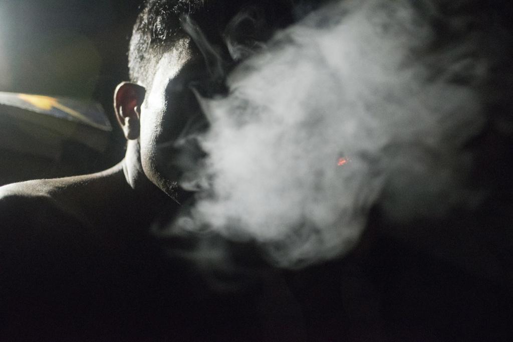 Tổng hợp 40+ hình ảnh khói thuốc đẹp nhất đa dạng sắc thái - REC Miền Nam