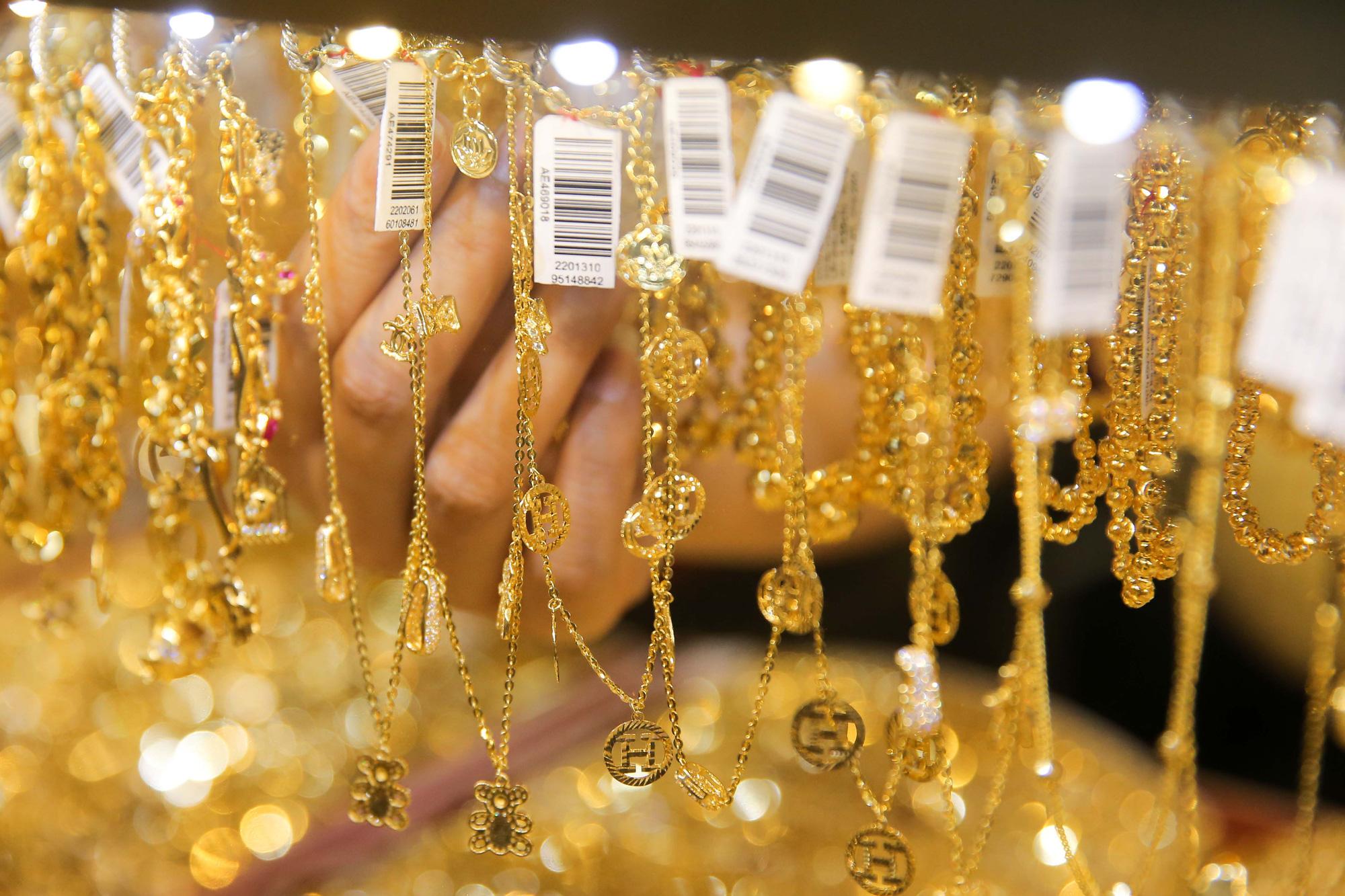 Trang sức vàng - Những Tuyệt chiêu đeo trang sức vàng có thể bạn chưa biết - Thư viện làm đẹp