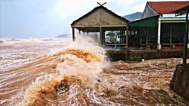 Nước biển dâng cao đột ngột, nhiều vùng ngập nặng | Báo Dân trí
