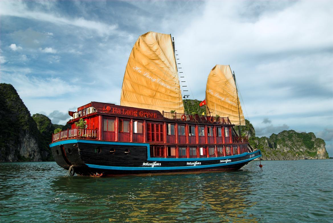Những kinh nghiệm để đời khi du lịch ngủ đêm trên du thuyền Hạ Long |  HaLongwave