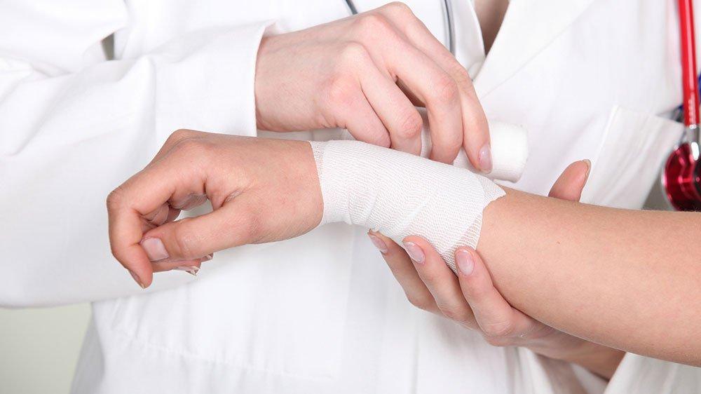 Băng bó tay sau khi bị thương | Vinmec