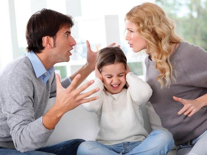 Tác hại khôn lường khi bố mẹ gây gổ nhau trước mặt con cái