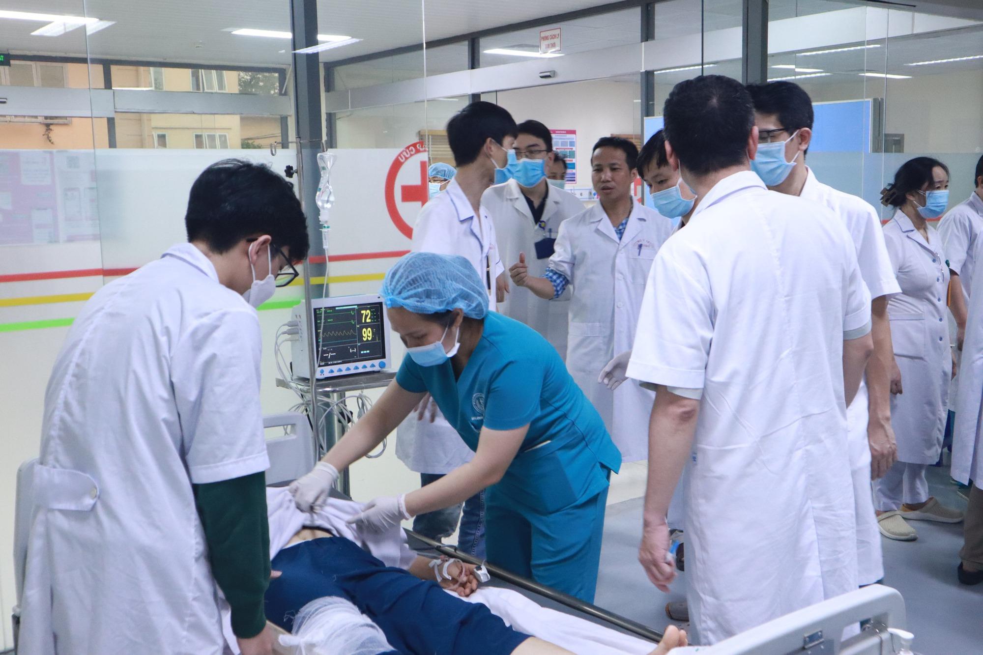 Hình ảnh các bác sĩ căng mình cấp cứu nhiều bệnh nhân nặng vụ tai nạn liên  hoàn ở đường Võ Chí Công