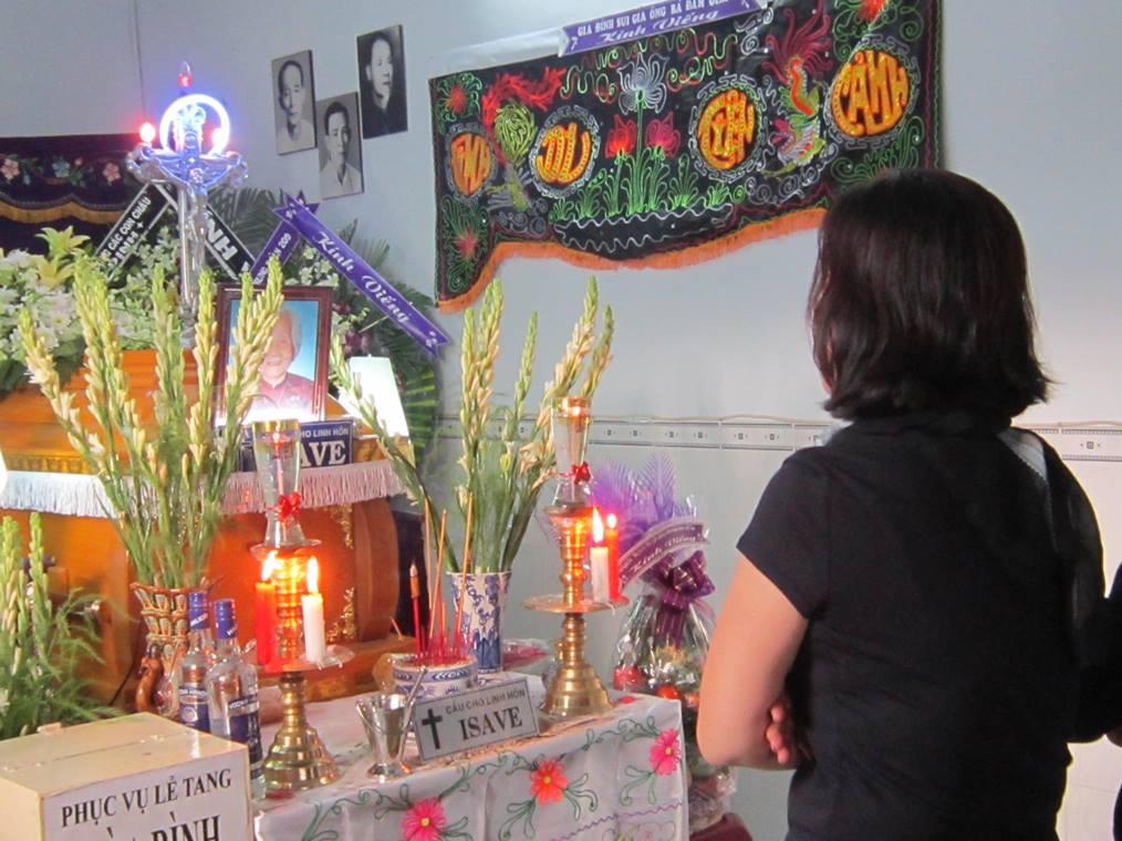 Hình đám tang Mẹ Ly Lan – KTCT UC
